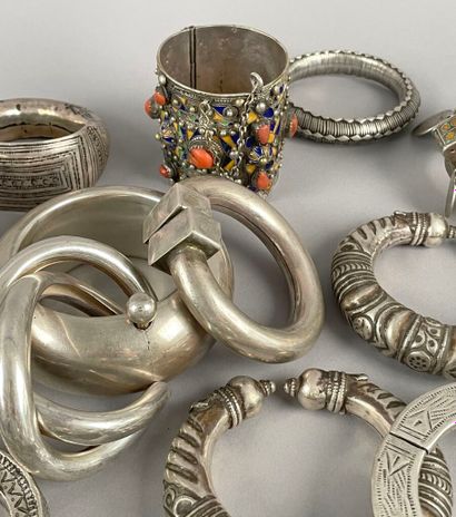 null Lot de bijoux fantaisie en métal argenté comprenant des bracelets à motifs géométriques,...