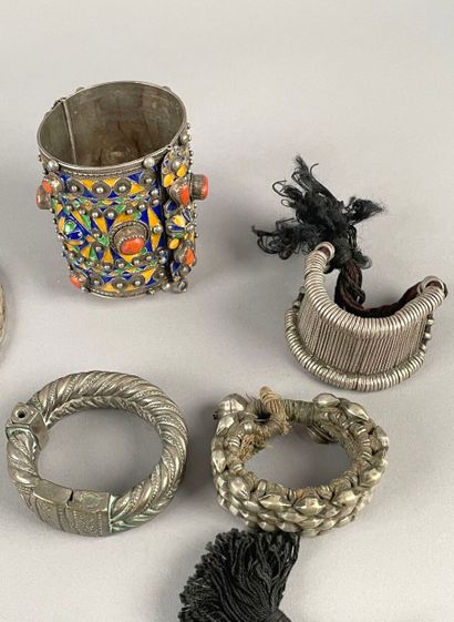 null Lot de bijoux fantaisie en métal comprenant : colliers, bracelets.
(Accidents...