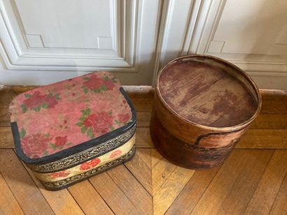 null EXTRÊME-ORIENT 
Réunion comprenant deux boîtes à chapeau en bois peint et une...