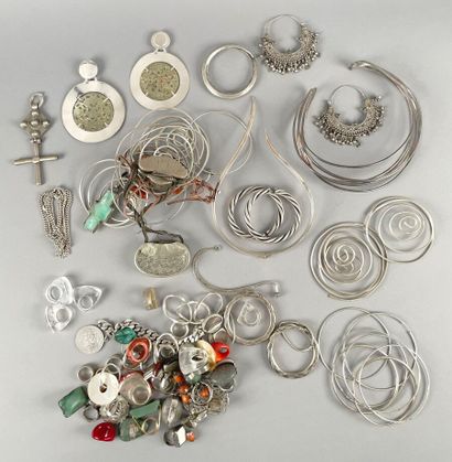 null Lot de bijoux fantaisie comprenant des bracelets, pendentifs, bagues en métal...