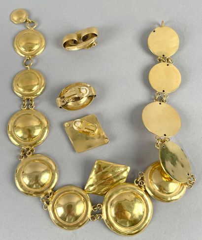 null FRANCES PATIKY STEIN
Lot comprenant un collier de perles en verre rouge et métal...