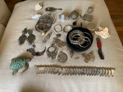 null Lot de bijoux en métal comprenant bracelets, pendentifs, clips d'oreilles, colliers....