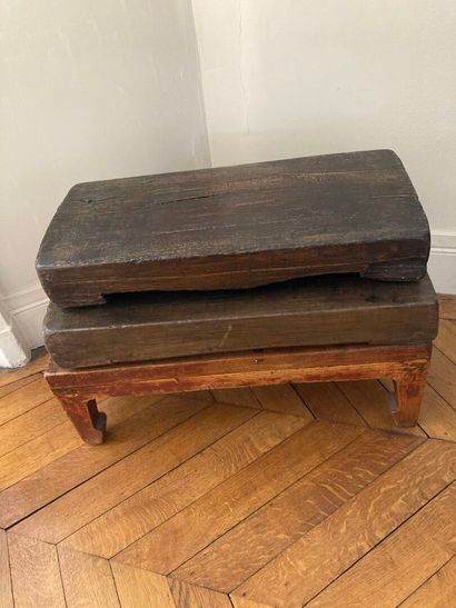 null Réunion comprenant :

- Petite table en bois laqué jaune ouvrant par deux tiroirs...