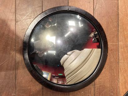 null Witch mirror, veneered wood frame.
(Accidents.)
Diameter : 38 cm 