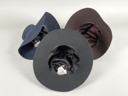 null HERMÈS
Lot comprenant :
Deux chapeaux en soie polyester à bords surpiqués l'un...