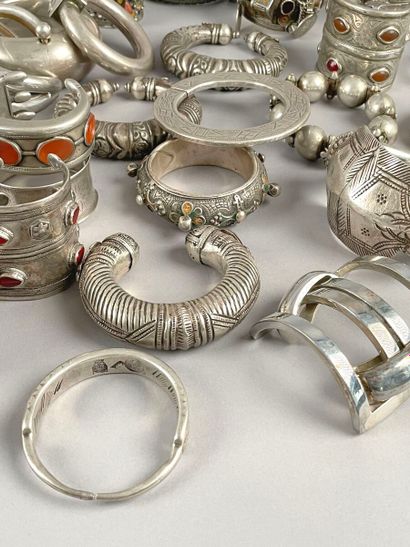 null Lot de bijoux fantaisie en métal argenté comprenant des bracelets à motifs géométriques,...
