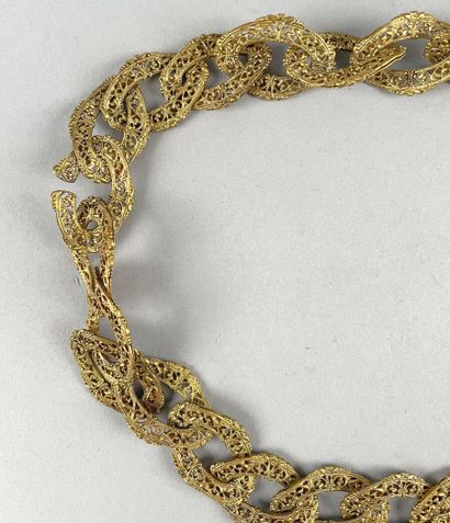 null Esprit Chanel
Lot de deux colliers baroques constitués d'anneaux en métal doré...