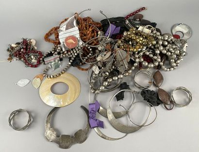 null Lot de bijoux fantaisie comprenant des colliers et bracelets en métal argenté,...