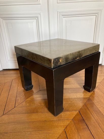 null EXTRÊME-ORIENT 
Table d'appoint en bois laqué noir, le plateau en pierre dure...