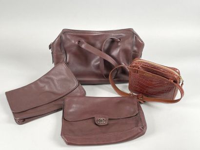 null Dans le goût de Chanel 
Lot comprenant :
- Un sac en cuir marron porté main
-...