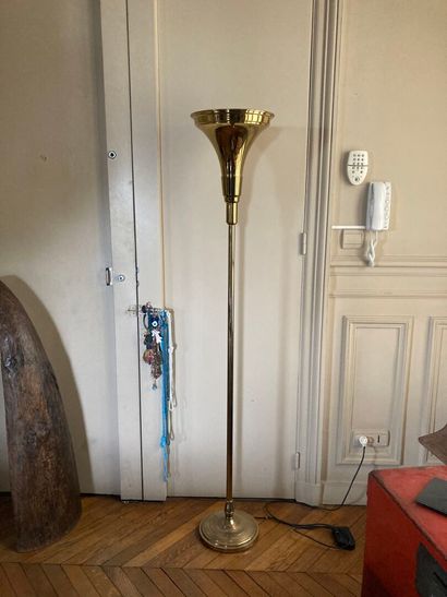 null Trois pieds de lampe de style " Luminator " en métal doré, sur une base circulaire...