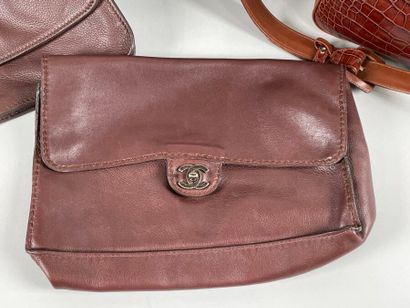null Dans le goût de Chanel 
Lot comprenant :
- Un sac en cuir marron porté main
-...