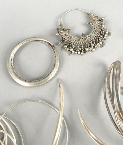 null Lot de bijoux fantaisie comprenant des bracelets, pendentifs, bagues en métal...