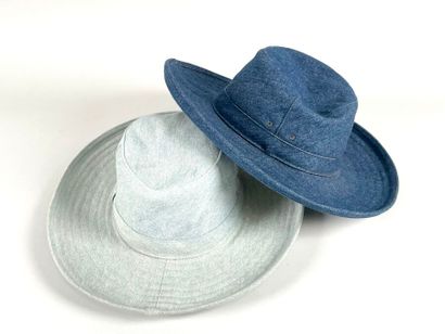 null HOLLAND AND HOLLAND 
Lot de deux larges chapeaux en coton denim surpiqué, l'un...