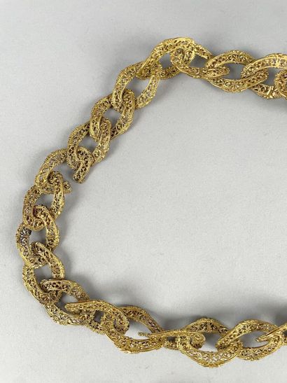 null Esprit Chanel
Lot de deux colliers baroques constitués d'anneaux en métal doré...
