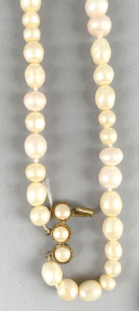 null Dans l'esprit Chanel
Lot composé d'un collier à cinq rangs de fausses perles...