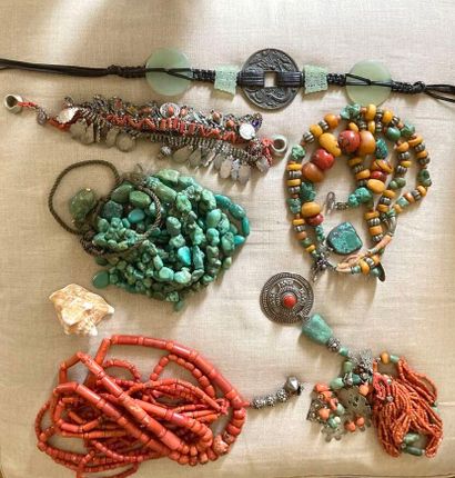 null Lot de bijoux fantaisie comprenant des colliers, pendentifs, etc. à motif de...
