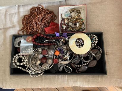 null Lot de bijoux fantaisie comprenant des colliers et bracelets en métal argenté,...