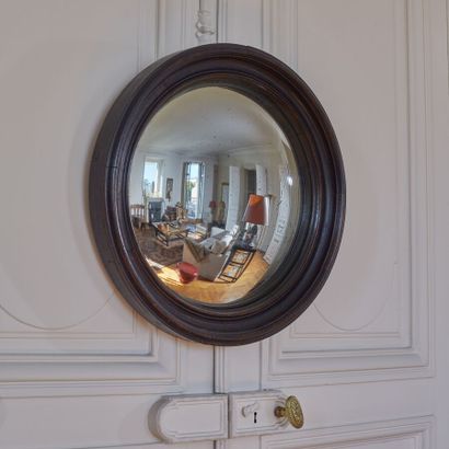null Miroir de sorcière en bois mouluré et laqué noir
Diam. : 54 cm 
