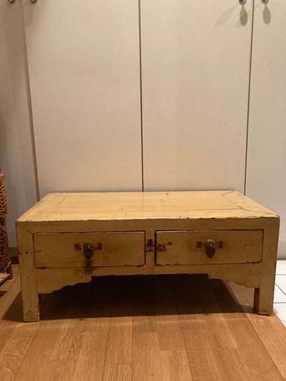null Réunion comprenant :

- Petite table en bois laqué jaune ouvrant par deux tiroirs...