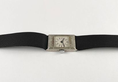 null Montre bracelet de dame, la montre de forme rectangulaire en or gris 585 millièmes,...