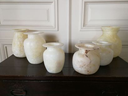 null Réunion de six vases en pierre translucide type albâtre.
(Égrenures et accidents.)
Haut....