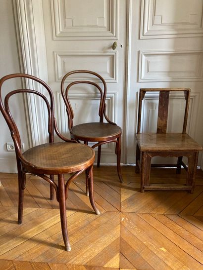 null Paire de chaises bistrots en bois patiné et contreplaqué 
Haut. : 90 et 76 cm...