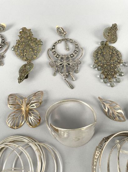 null Lot de bijoux en métal comprenant bracelets, pendentifs, clips d'oreilles, colliers....