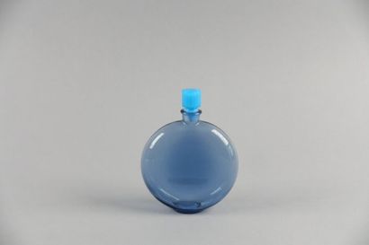 null René LALIQUE (1860-1945) & WORTH
« Je reviens ». Flacon en verre bleu soufflé-moulé...