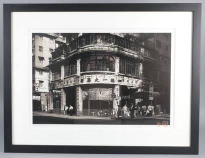 null Danny CHAU 
Sham Shui Po, Kowloon, 2004. 
Épreuve pigmentaire, signée, titrée,...