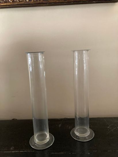 null Réunion de huit vases en forme de tubes à essai en verre translucide
(Égrenures.)
Haut....