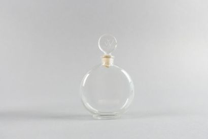 null René LALIQUE (1860-1945) & WORTH
« Worth ». Flacon en verre blanc soufflé-moulé...