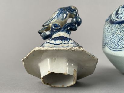 null Vase couvert de forme balustre à décor en camaïeu de bleu, dans une réserve,...