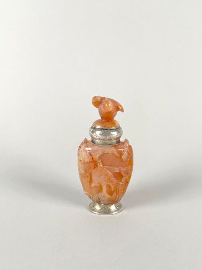 null CHINE, XIXe siècle
Tabatière avec bouchon en agate sculptée de phénix, montée...