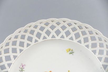 null VIENNE
Assiette en porcelaine à bords ajourés à décor polychrome de bouquets...