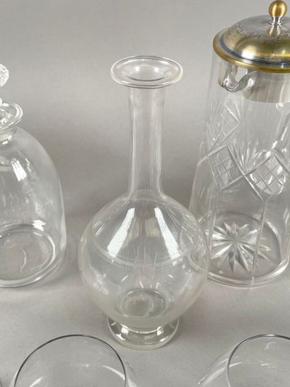 null Lot de verrerie comprenant :
- Trois carafes
- Un vase en verre gravé, signé...