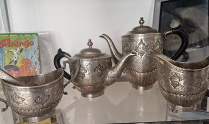 null IRAN
Service à thé et café en argent (cygne) à décor en léger relief d'animaux...