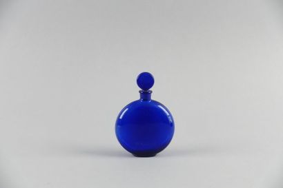 null René LALIQUE (1860-1945) & WORTH
« Dans la nuit ». Flacon en verre bleu soufflé-moulé...