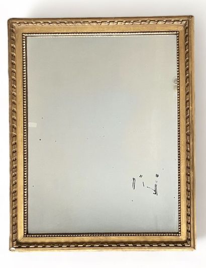 null Miroir à cadre en bois doré
Travail de style Louis XVI
Haut. : 70 cm ; Larg....