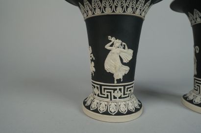 null WEDGWOOD
Pair of horn vases decorated with Greek frieze and Antique-style figures...