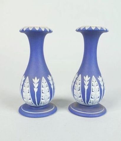 null WEDGWOOD
Pair of soliflor vases decorated with plants in relief on a blue background.
(Small...