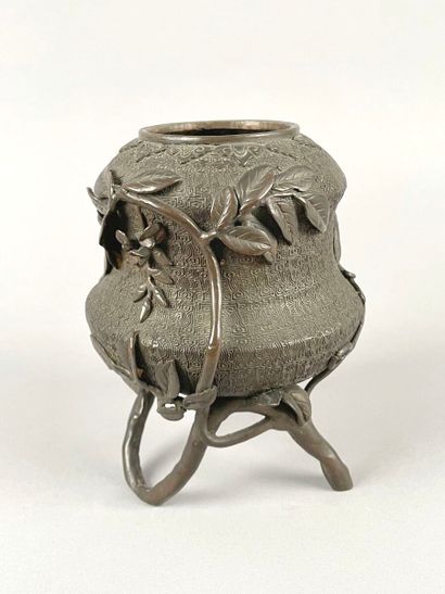 null JAPAN, MEIJI period (1868-1912)
Tripod incense burner in bronze with brown patina,...