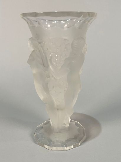 null BOHÈME
Pressed-molded glass vase decorated with nymphs
(Chipped foot and neck.)
Height...