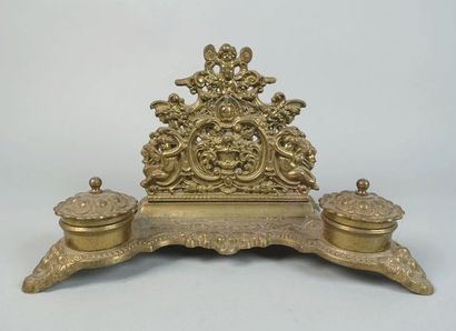 null Bronze inkwell with openwork scrolls and putti.
Renaissance style
19th century
(Accents,...