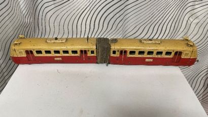 null Metal train with two carriages
(Accidents.)
Height 9 cm; length: 69 cm