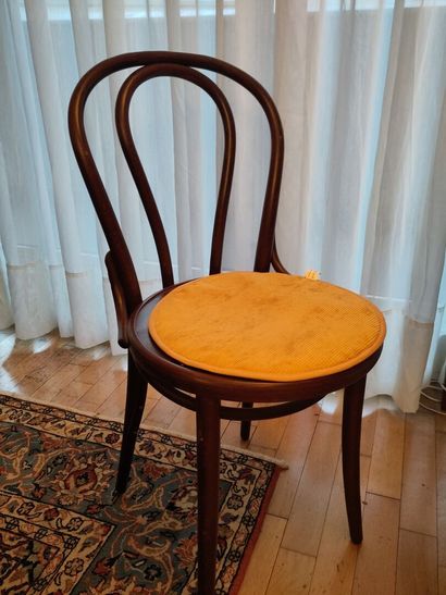 null Six chairs in the Thonet style
Marked TON
Height 85 cm; Diam. 40.5 cm