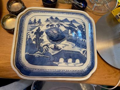 null In the taste of the Compagnie des Indes
Covered dish with blue monochrome decoration...
