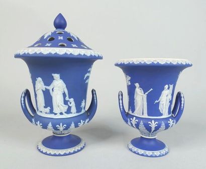 null WEDGWOOD
Meeting of two vases on pedestal decorated with an antique frieze on...