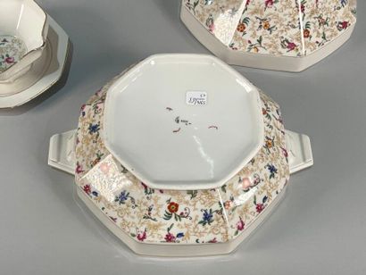 null LOURIOUX
Set including a sauceboat, a covered soup tureen and a polychrome ceramic...