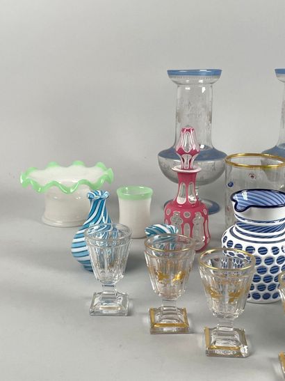 null Glassware lot comprising six liqueur glasses, a pair of vases, opaline glasses,...